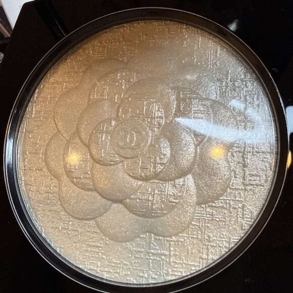 CHANEL Les Symboles De Chanel Le Camelia Illuminating Powder Pearly White LIMTED - Picture 5 of 5